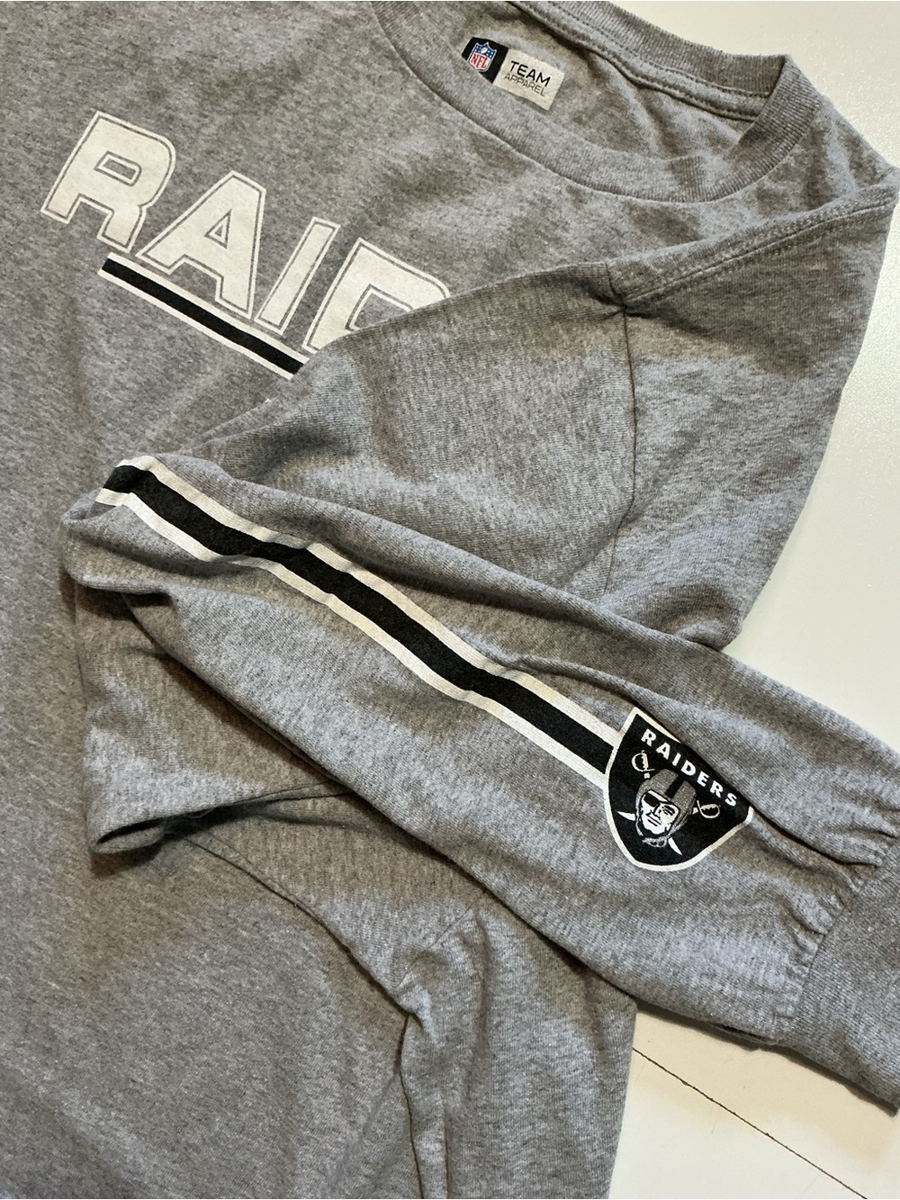 NFL Team Oakland Las Vegas Raiders Football L/S Gray Stripe Graphic T-Shirt - Picture 7 of 7